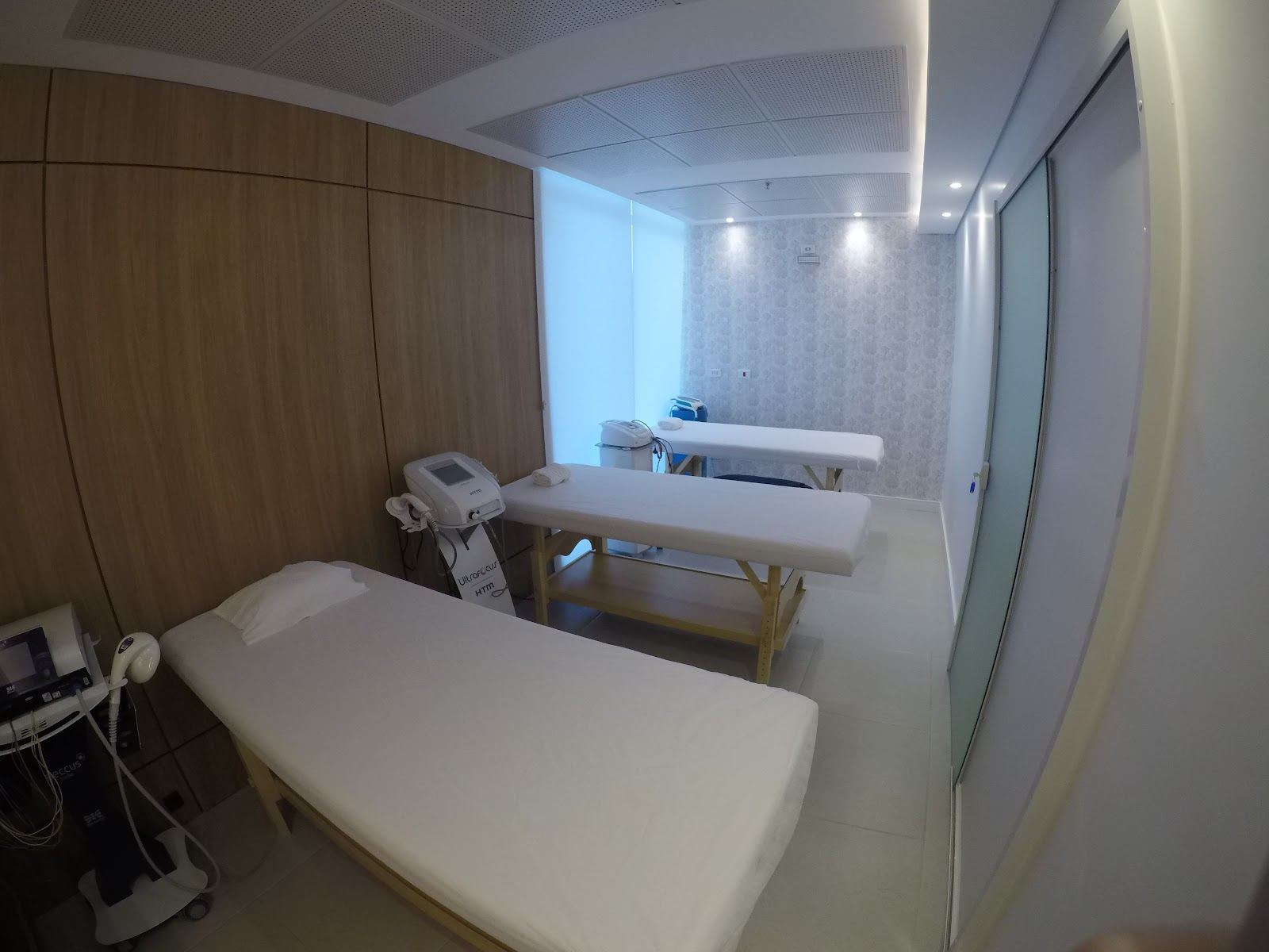 Sala de procedimentos da Elóvia Clinic, com macas e equipamentos